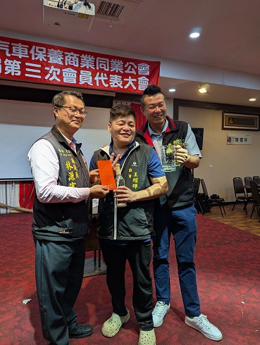 參加花蓮縣汽車保養商業同業公會兄弟會第十六屆第二次會員代表大會 2025/12/07於花蓮新城鄉中山路1-11號(慶豐年餐廳)